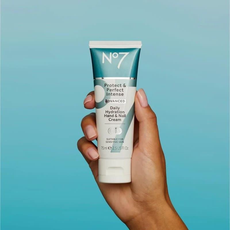 کرم روزانه پوست دست نامبر سون مدل Protect and Perfect Intense ADVANCED Daily Hand Cream SPF 15 75ml